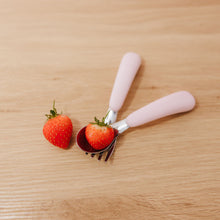 將圖片載入圖庫檢視器 OXO Tot On-The-Go Fork And Spoon Set - Blossom