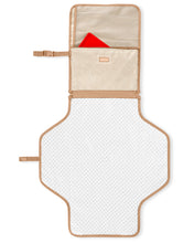 將圖片載入圖庫檢視器 Skip Hop Pronto Signature Changing Station - Beige Swirl Dot