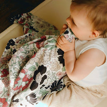 將圖片載入圖庫檢視器 Etta Loves XL Sensory Muslin Swaddle - Wharfedale Meadow
