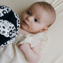 將圖片載入圖庫檢視器 Etta Loves Sensory Grasp Ball - Liberty
