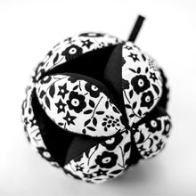 將圖片載入圖庫檢視器 Etta Loves Sensory Grasp Ball - Liberty
