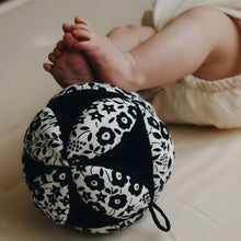 將圖片載入圖庫檢視器 Etta Loves Sensory Grasp Ball - Liberty
