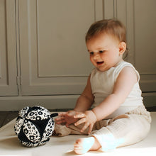 將圖片載入圖庫檢視器 Etta Loves Sensory Grasp Ball - Liberty
