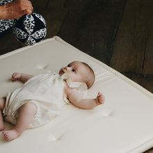 將圖片載入圖庫檢視器 Etta Loves Sensory Grasp Ball - Liberty
