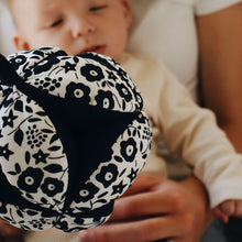 將圖片載入圖庫檢視器 Etta Loves Sensory Grasp Ball - Liberty
