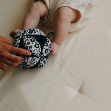 將圖片載入圖庫檢視器 Etta Loves Sensory Grasp Ball - Liberty
