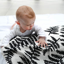 將圖片載入圖庫檢視器 Etta Loves XL Sensory Muslin Swaddle - Fern
