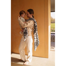 將圖片載入圖庫檢視器 Etta Loves XL Sensory Muslin Swaddle - Fern
